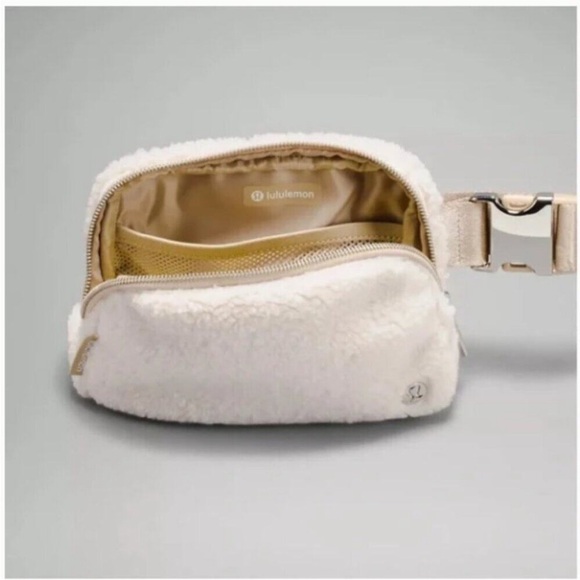 Lululemon everywhere fleece belt bag trench ivory NEW - Picture 4 of 5